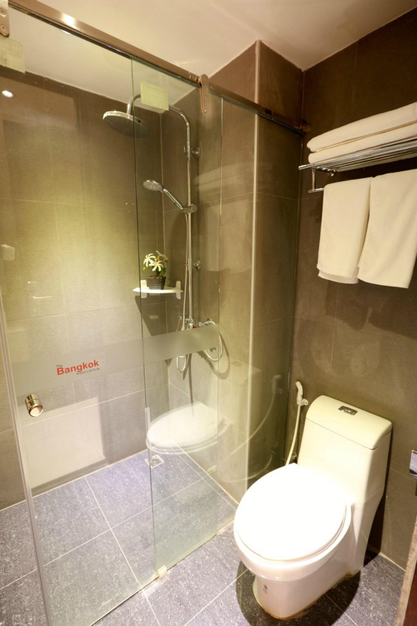 Collection O The Bangkok Airport Link Suite Exterior photo