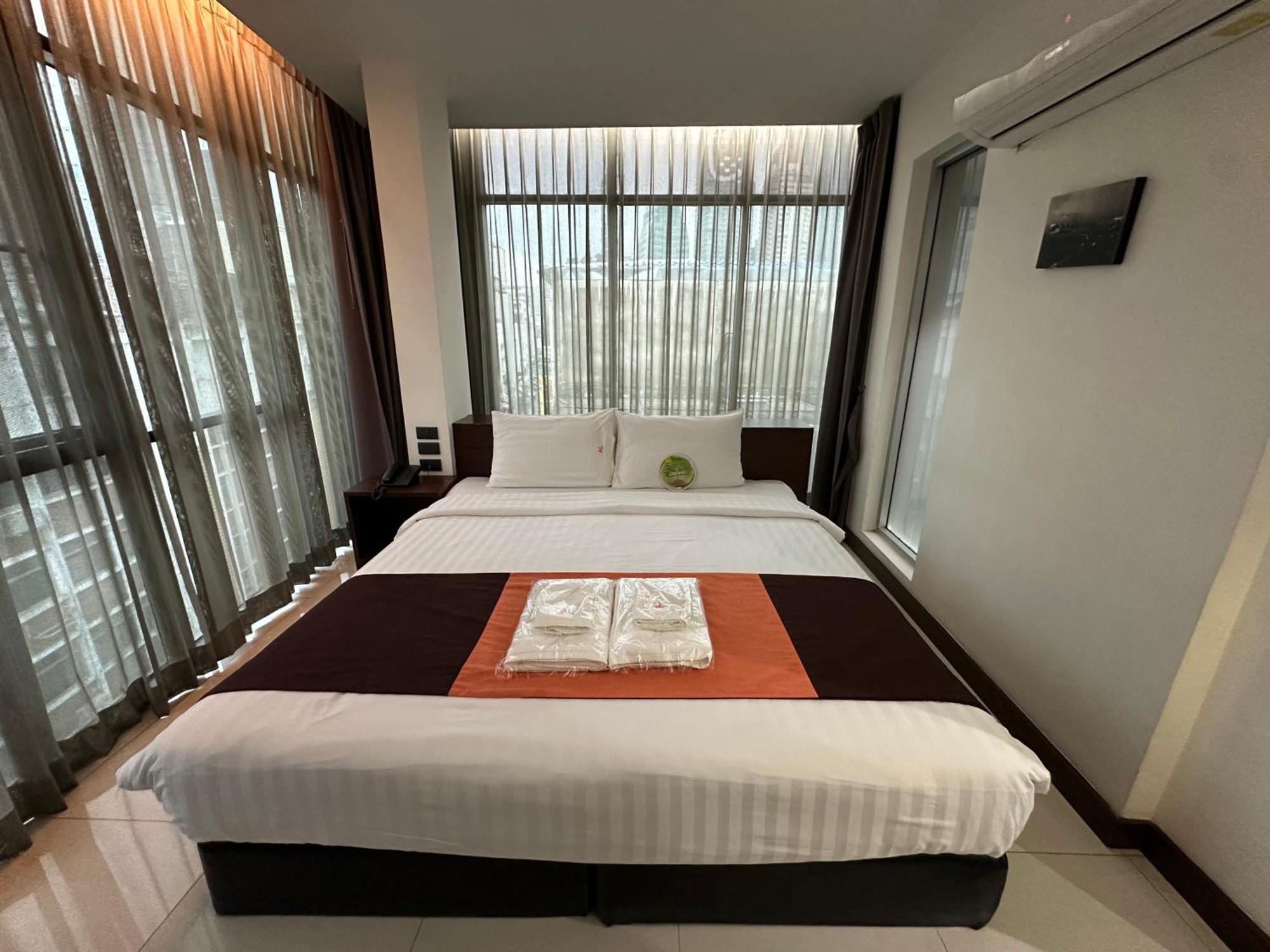 Collection O The Bangkok Airport Link Suite Exterior photo
