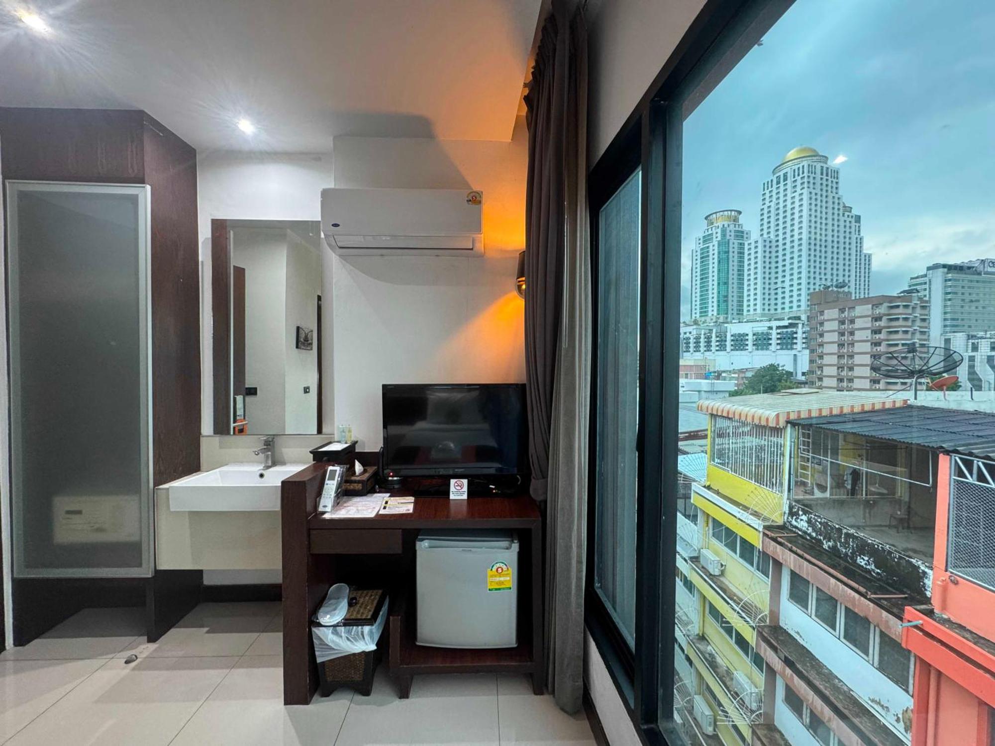 Collection O The Bangkok Airport Link Suite Exterior photo